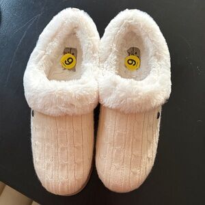 Skechers Women's Cream Cable Knit Slippers